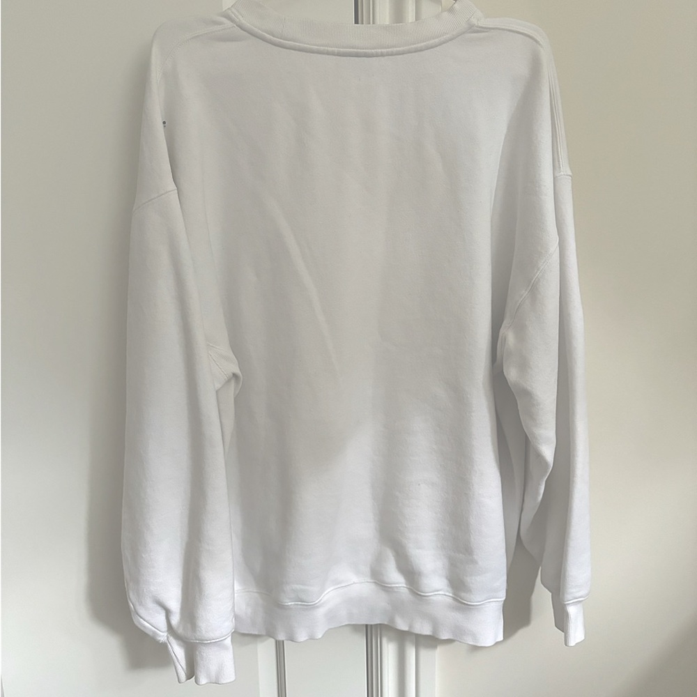 Aritzia TNA cozy fleece crewneck
White, size 2 (fits a bit oversized M/L
